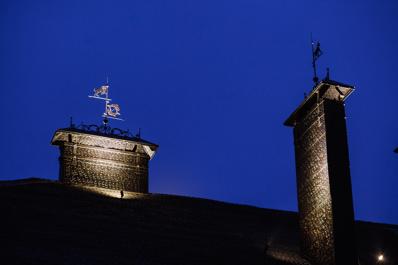 Подсветка флюгера и дымоходов