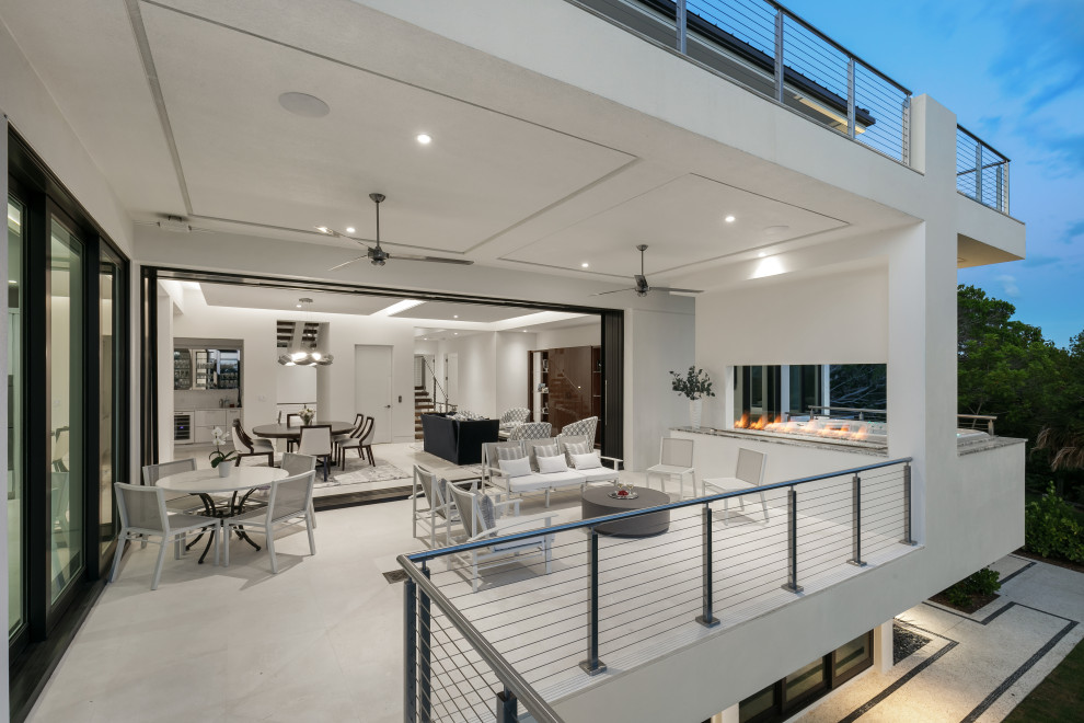 Photo of a contemporary balcony in Tampa.
