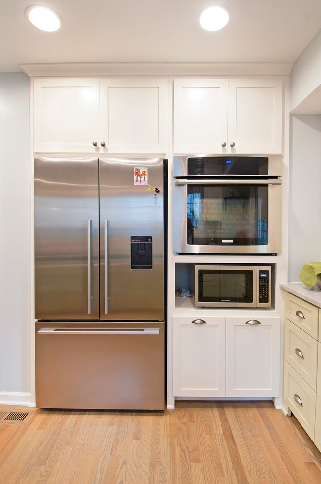 Kitchen - transitional kitchen idea in Columbus