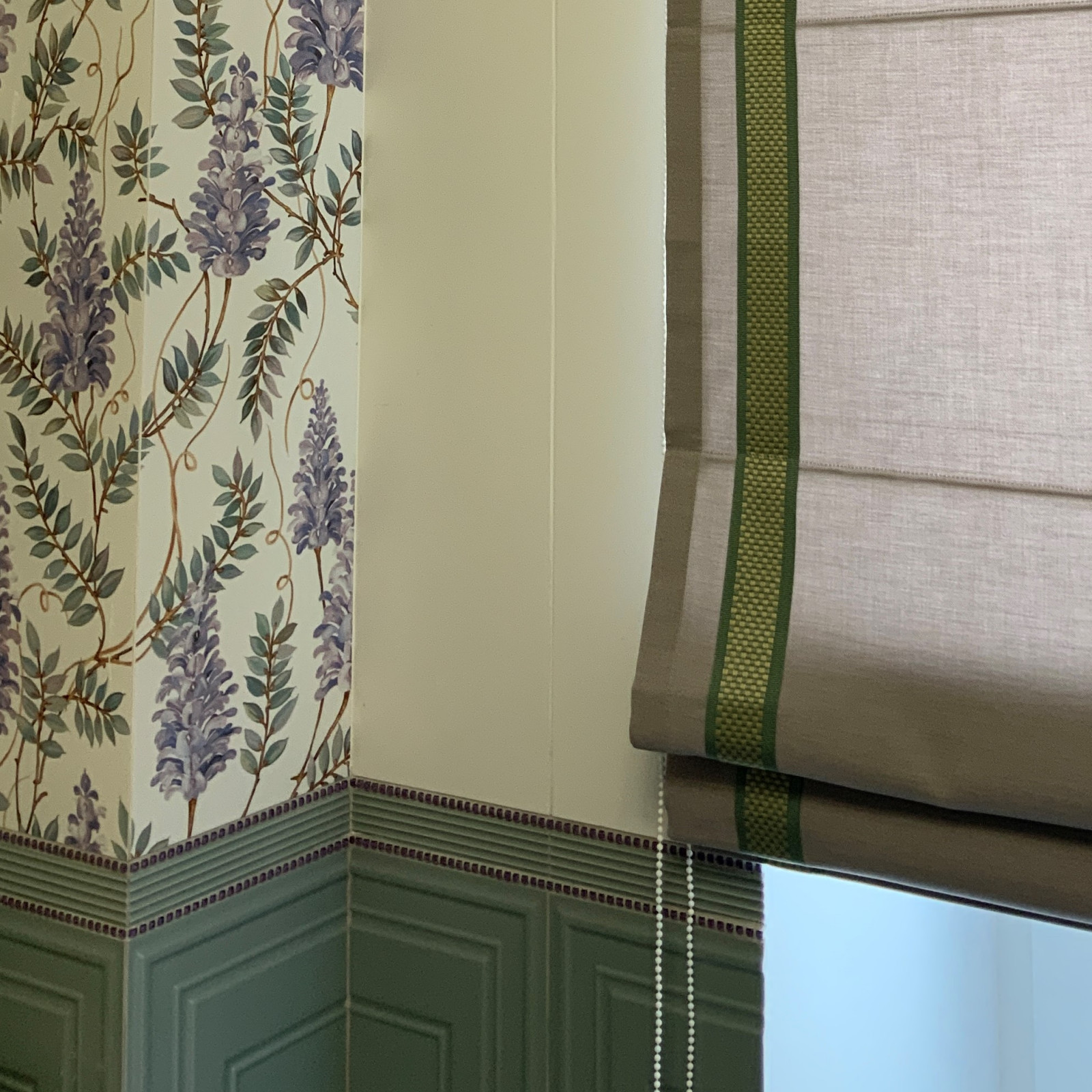 Римская штора на окне в ванной комнате