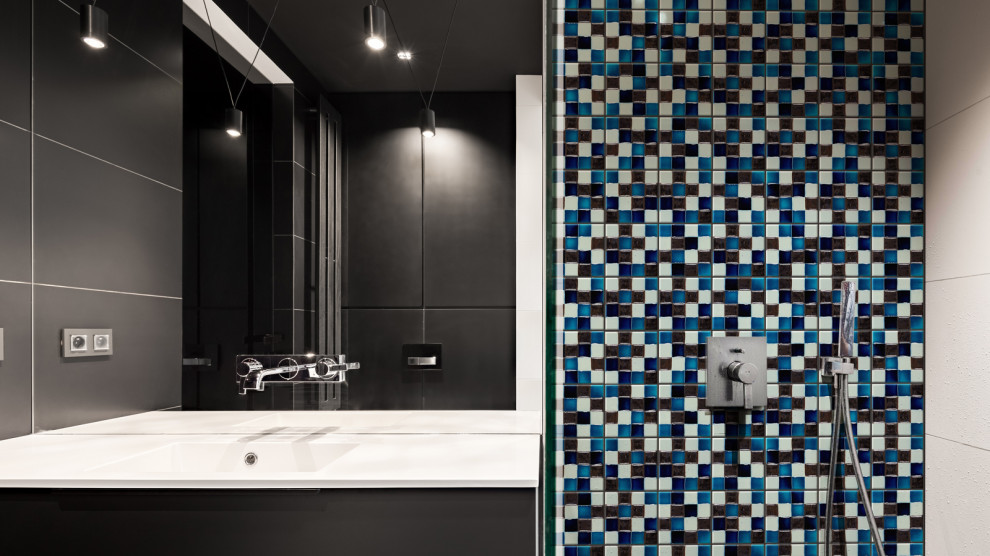 Réalisation d'une salle de bain design avec un carrelage bleu, des carreaux de céramique, un mur bleu, un sol en carrelage de céramique, un plan de toilette en carrelage, un sol bleu et un plan de toilette bleu.