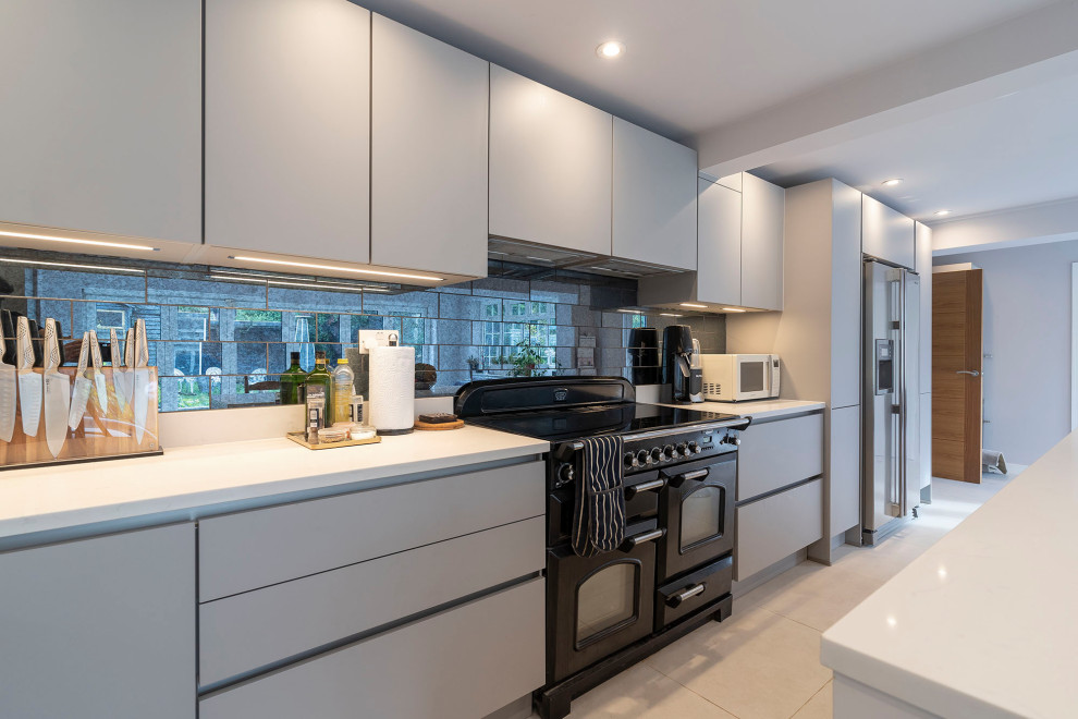 Foto di una grande cucina minimalista con ante lisce, ante grigie, top in quarzite, elettrodomestici in acciaio inossidabile, top bianco e travi a vista