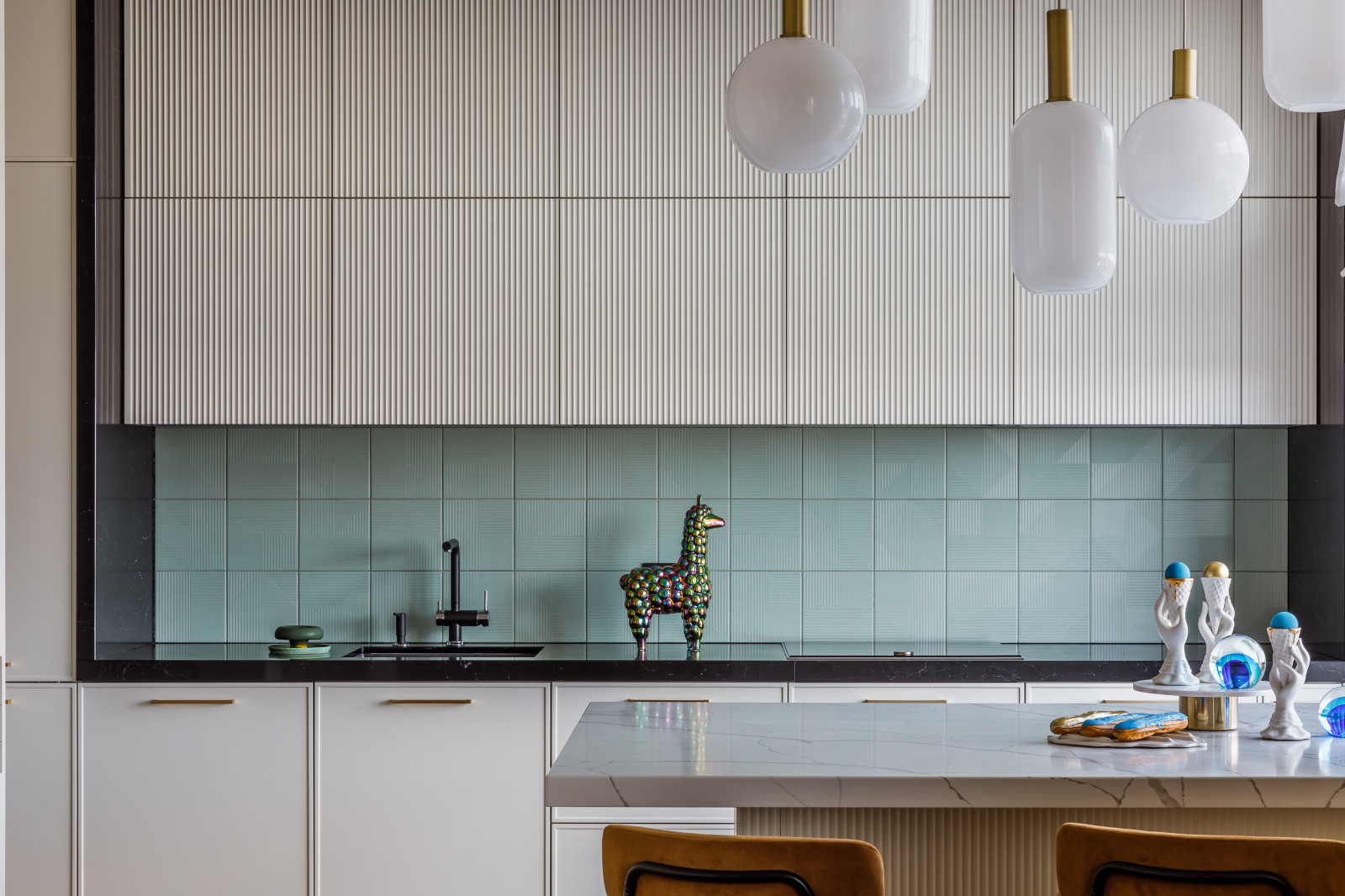 Дом с синими человечками