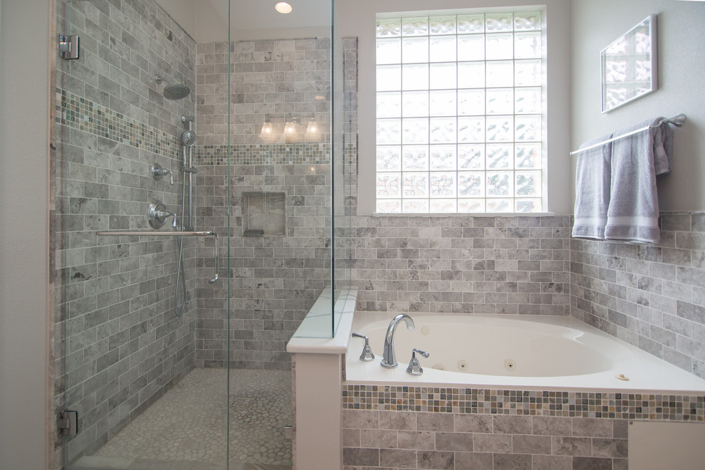 Inspiration pour une grande salle de bain principale design avec une baignoire d'angle, une douche d'angle, un carrelage gris et un mur gris.