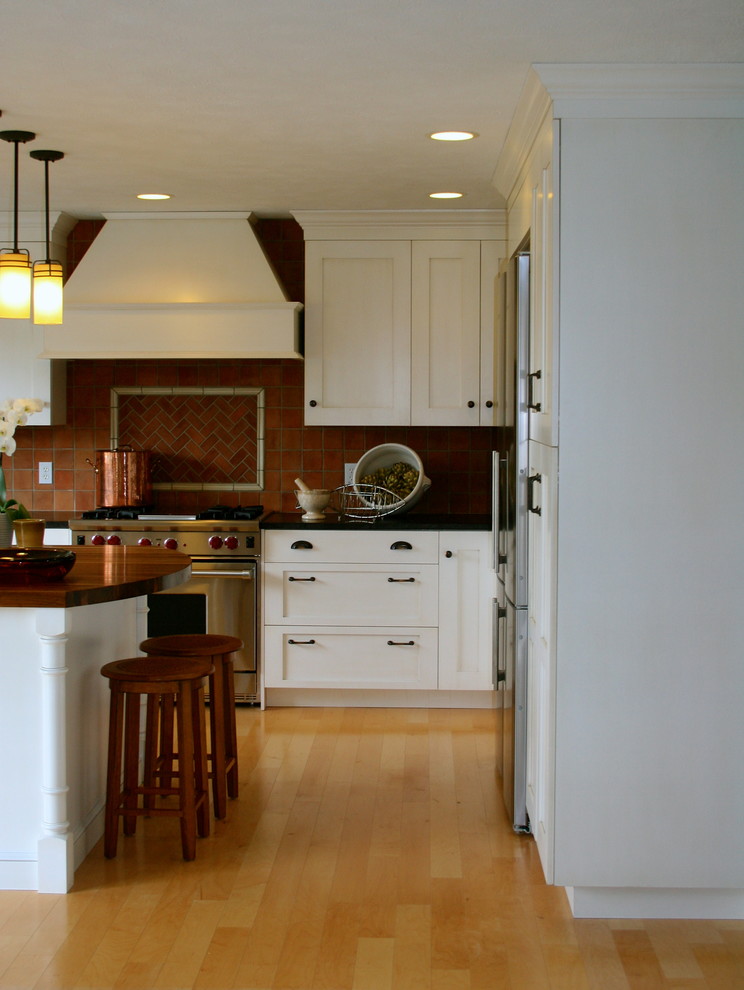 Example of a transitional kitchen design in Grand Rapids