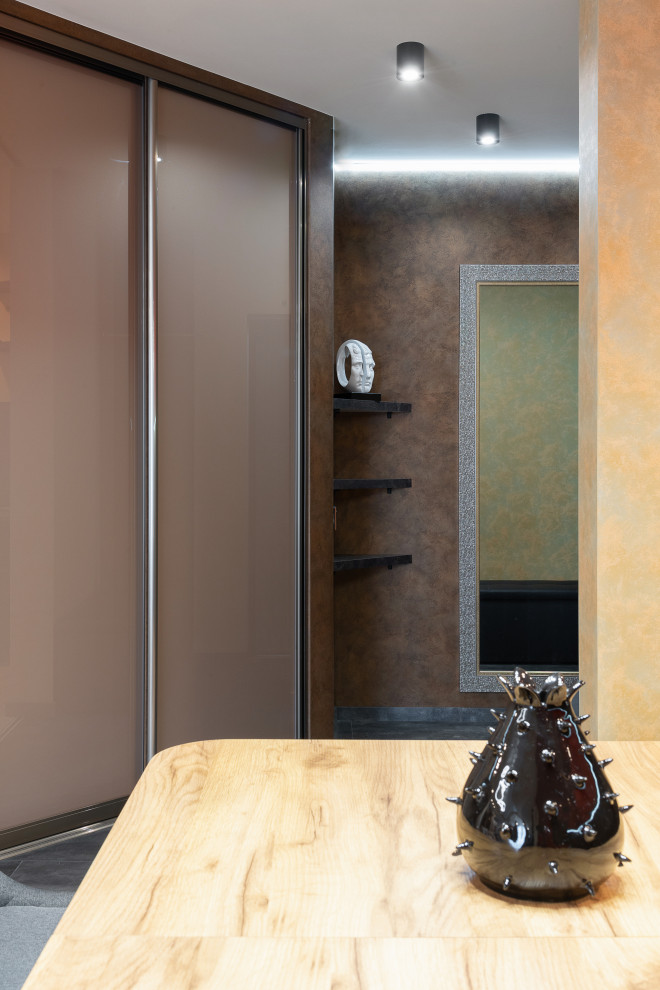 Разные полюса.