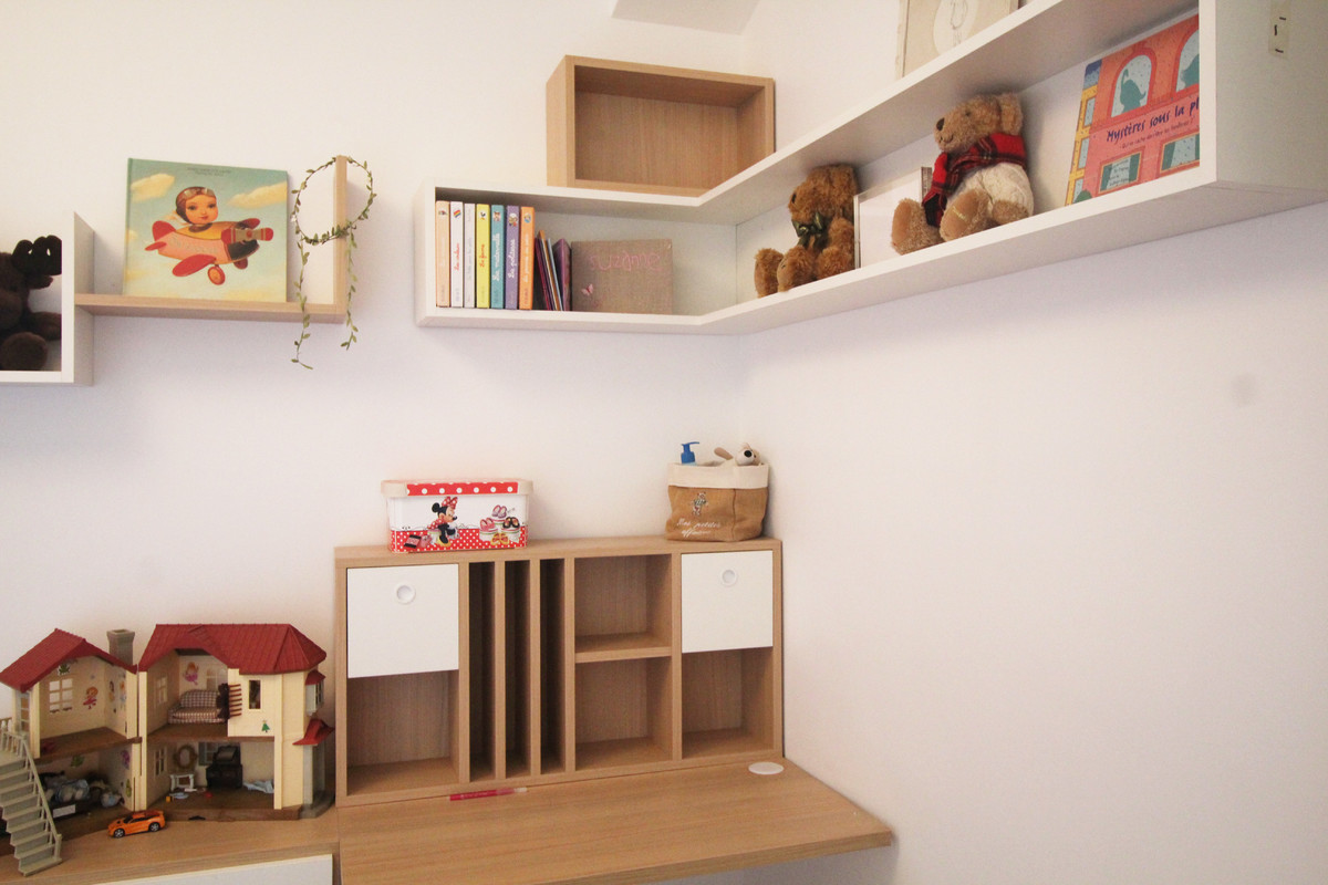 Mid-sized scandinavian kids' study room in Lyon with pink walls, light hardwood floors and brown floor for kids 4-10 years old and girls.