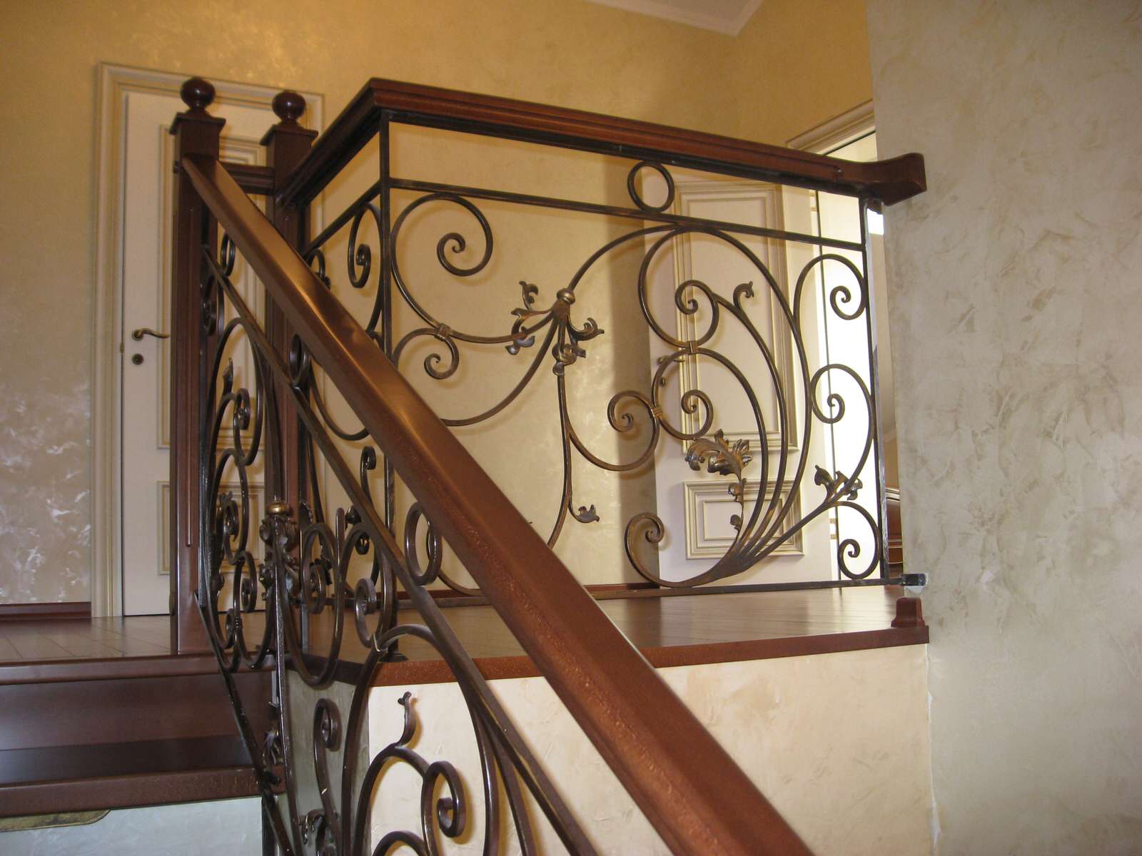 Лестница с кованым ограждением на металлическом косоуре