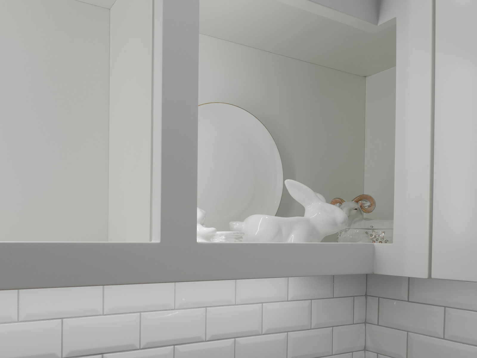 Стильная неоклассическая кухне в белом цвете