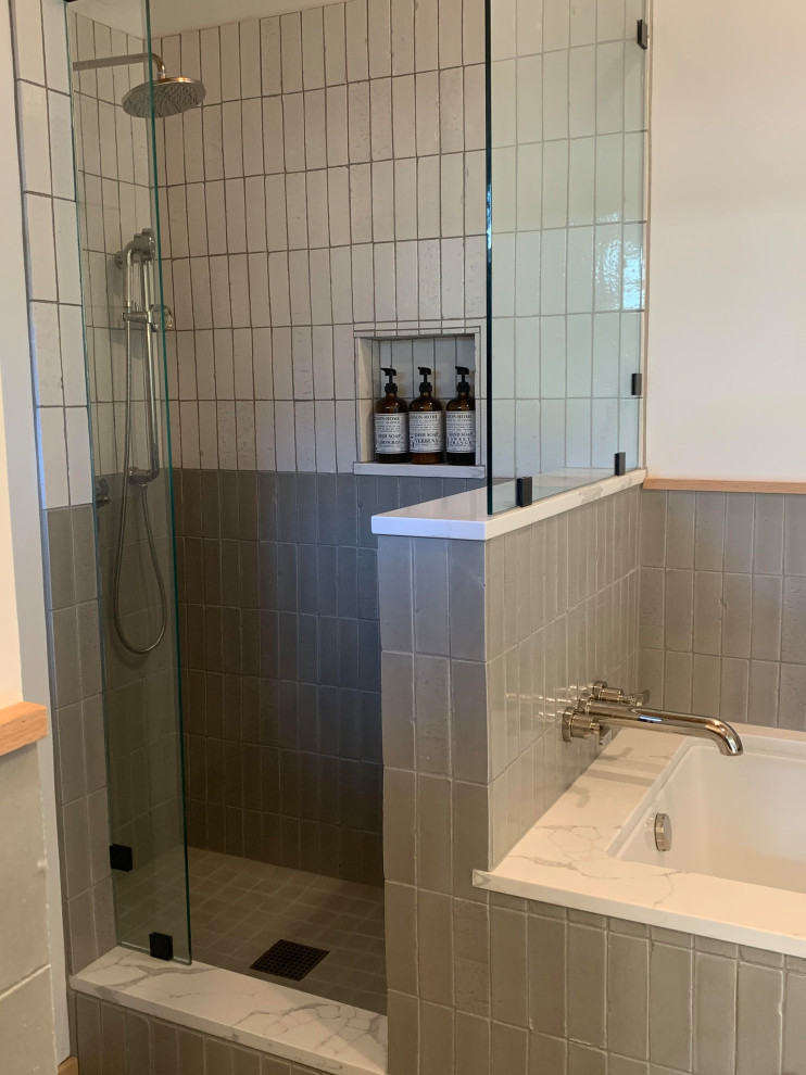 На фото: главная ванная комната среднего размера в стиле модернизм с разноцветной плиткой, керамической плиткой, мраморной столешницей, открытым душем и кирпичными стенами с