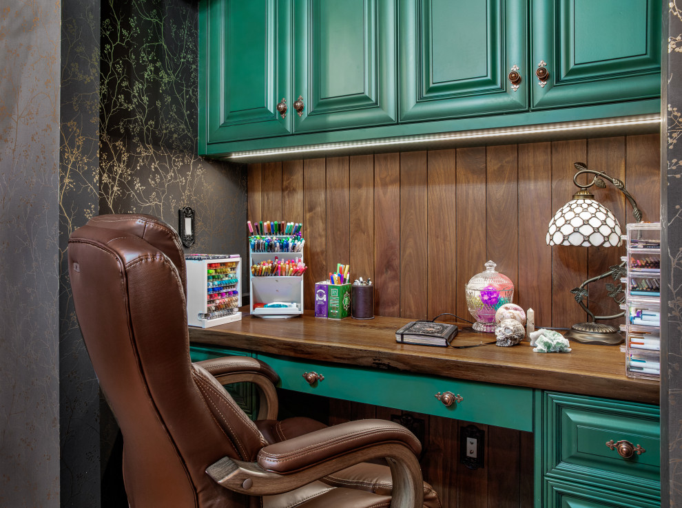 Ejemplo de despacho vintage pequeño con biblioteca, suelo de madera en tonos medios, escritorio empotrado, suelo marrón y papel pintado