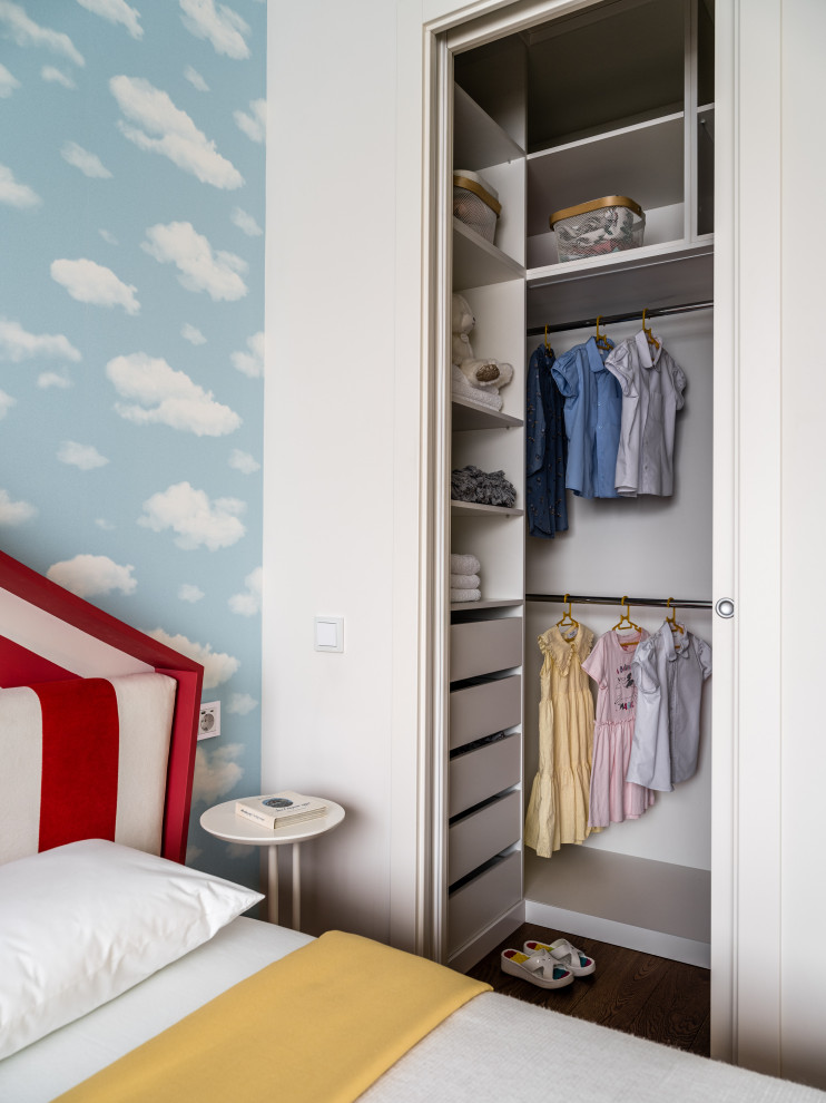Foto di una cameretta per bambini da 4 a 10 anni design di medie dimensioni con pareti beige, pavimento in legno massello medio, pavimento marrone, soffitto ribassato e carta da parati