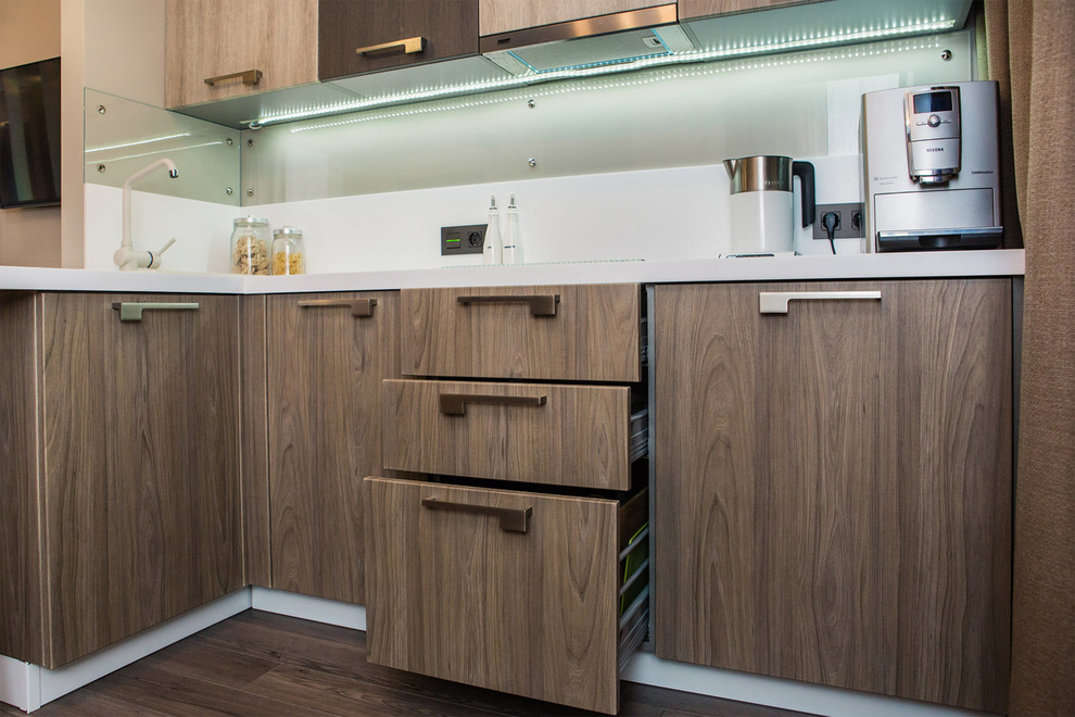 Эмма с барной стойкой