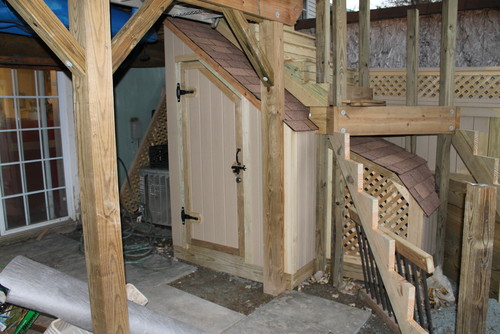 pequeño cobertizo de madera construido bajo las escaleras de una cubierta