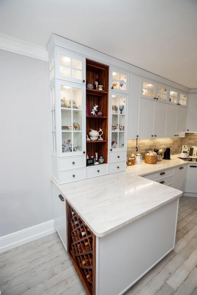 Светлая кухня с деревянными элементами