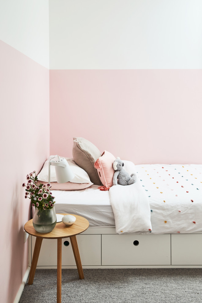 Idéer för att renovera ett litet funkis barnrum, med rosa väggar, heltäckningsmatta och grått golv