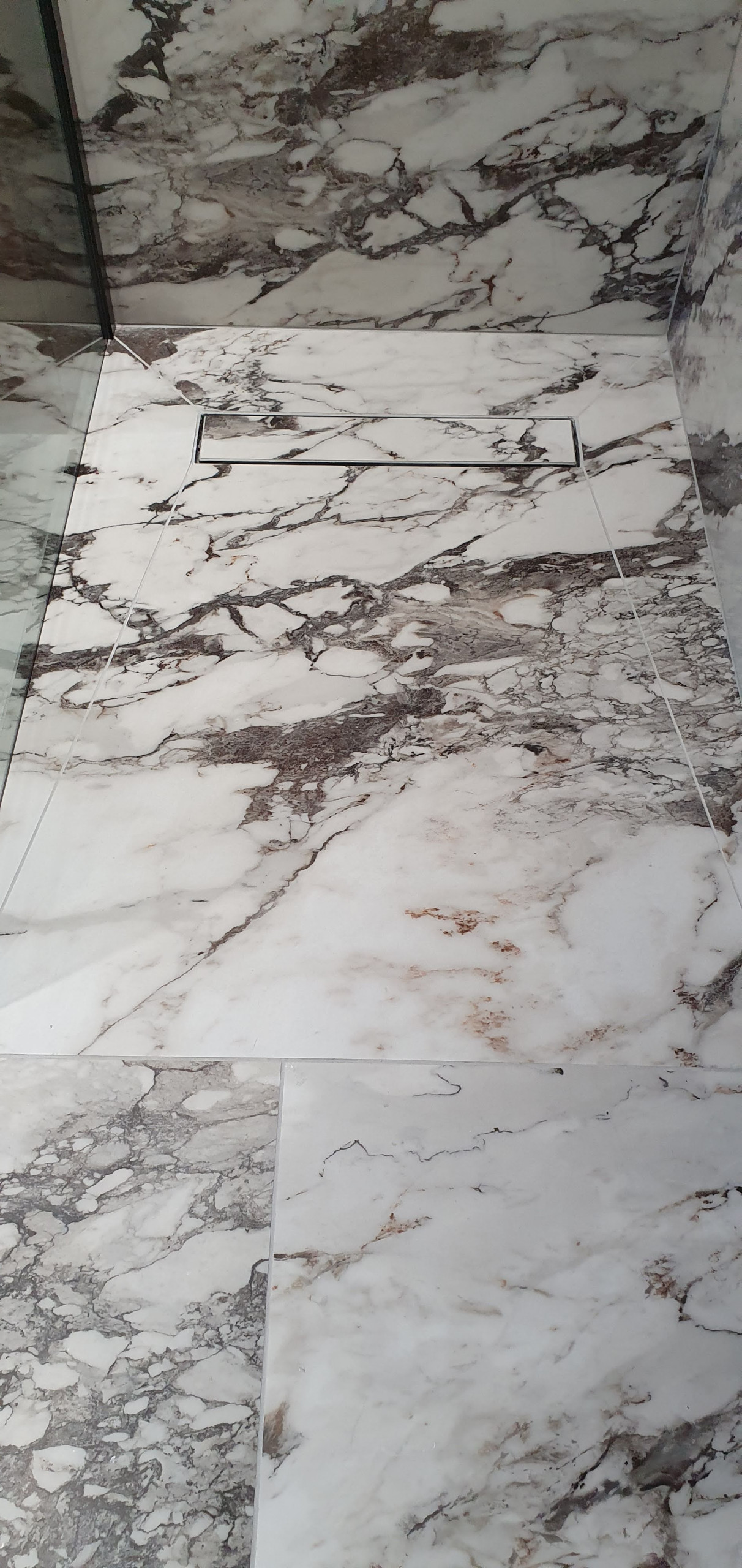 Bathroom with large format tiles
