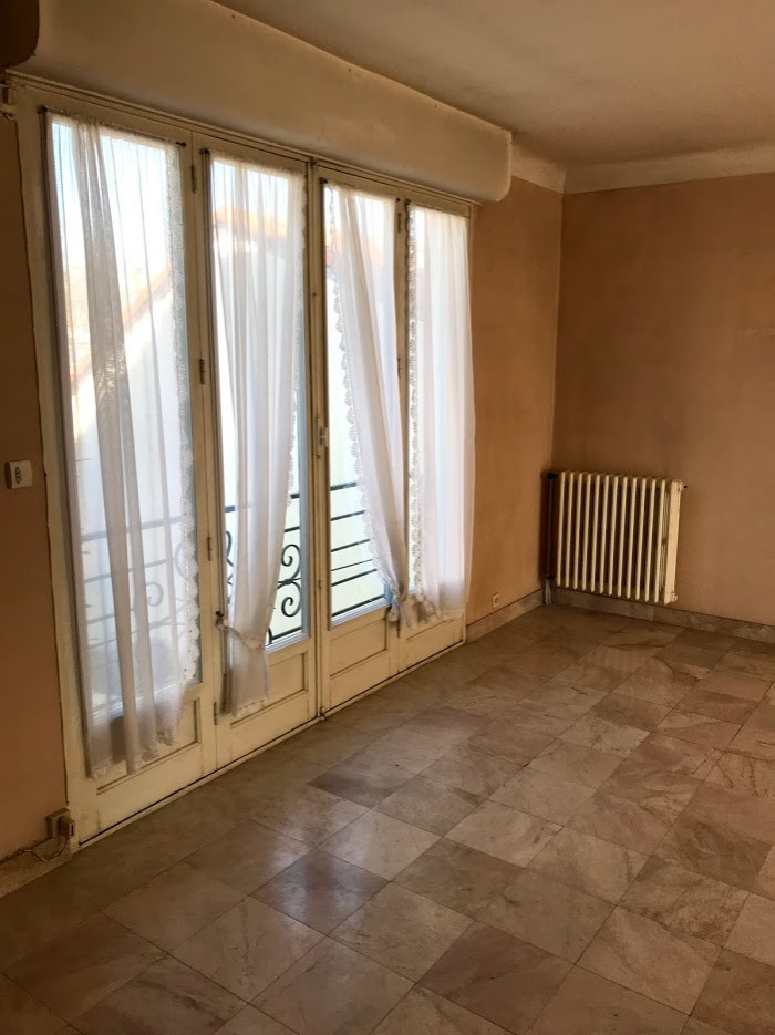 Maison B.