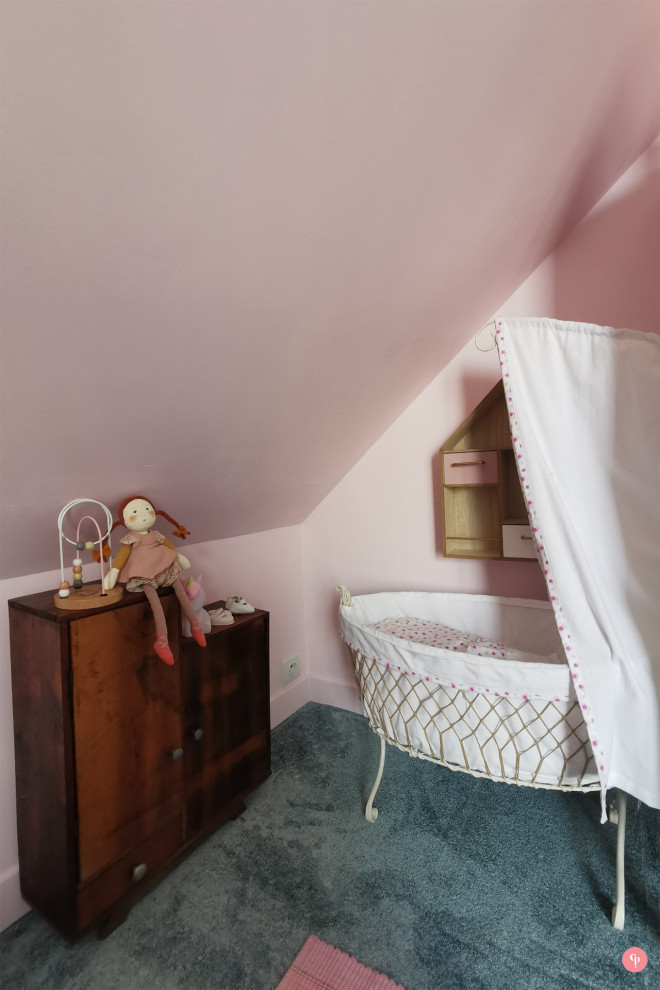 На фото: большая детская с игровой в стиле шебби-шик с розовыми стенами, ковровым покрытием, бирюзовым полом, балками на потолке и обоями на стенах для ребенка от 4 до 10 лет, девочки с