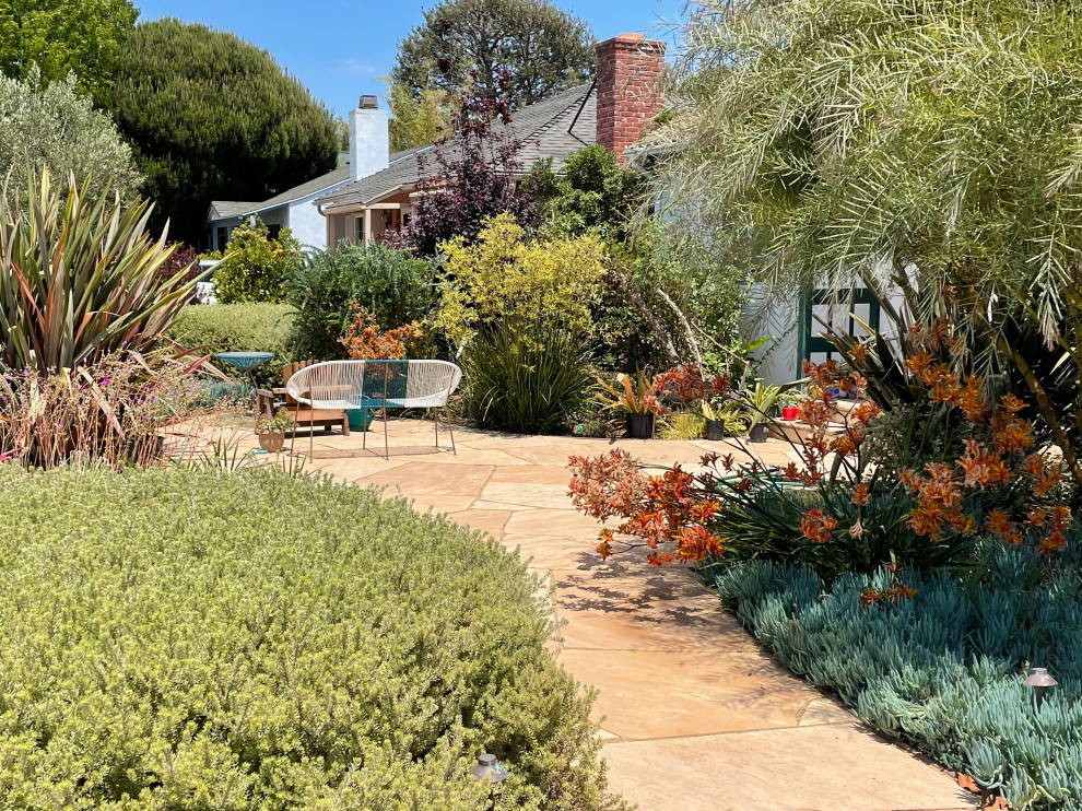 Design ideas for a small beach style front yard xeriscape in Los Angeles with a garden path.