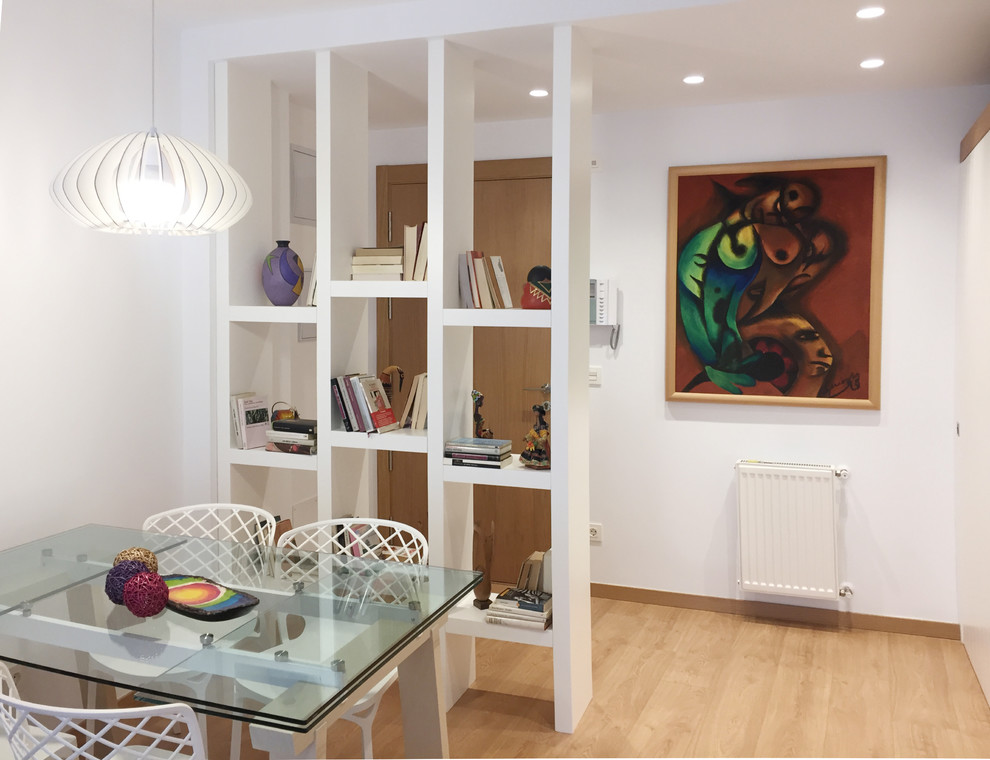 Diseño de comedor actual de tamaño medio con paredes blancas y suelo de madera clara