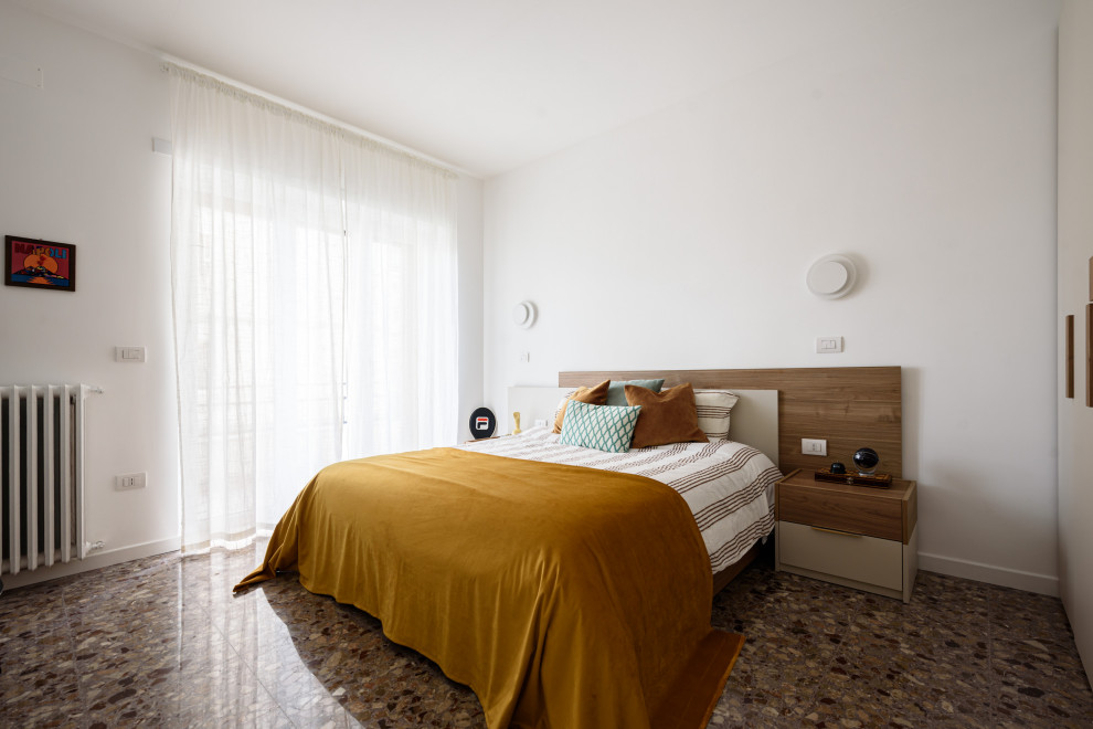 Esempio di una camera matrimoniale minimalista di medie dimensioni con pareti bianche, pavimento in marmo e pavimento multicolore