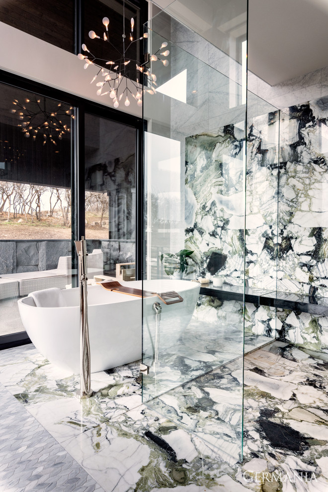 Klassisches Badezimmer En Suite mit freistehender Badewanne, Nasszelle, grauen Fliesen, weißer Wandfarbe und Falttür-Duschabtrennung in Salt Lake City