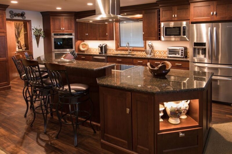 Example of a mid-sized transitional single-wall eat-in kitchen design with an undermount sink, stainless steel appliances and an island