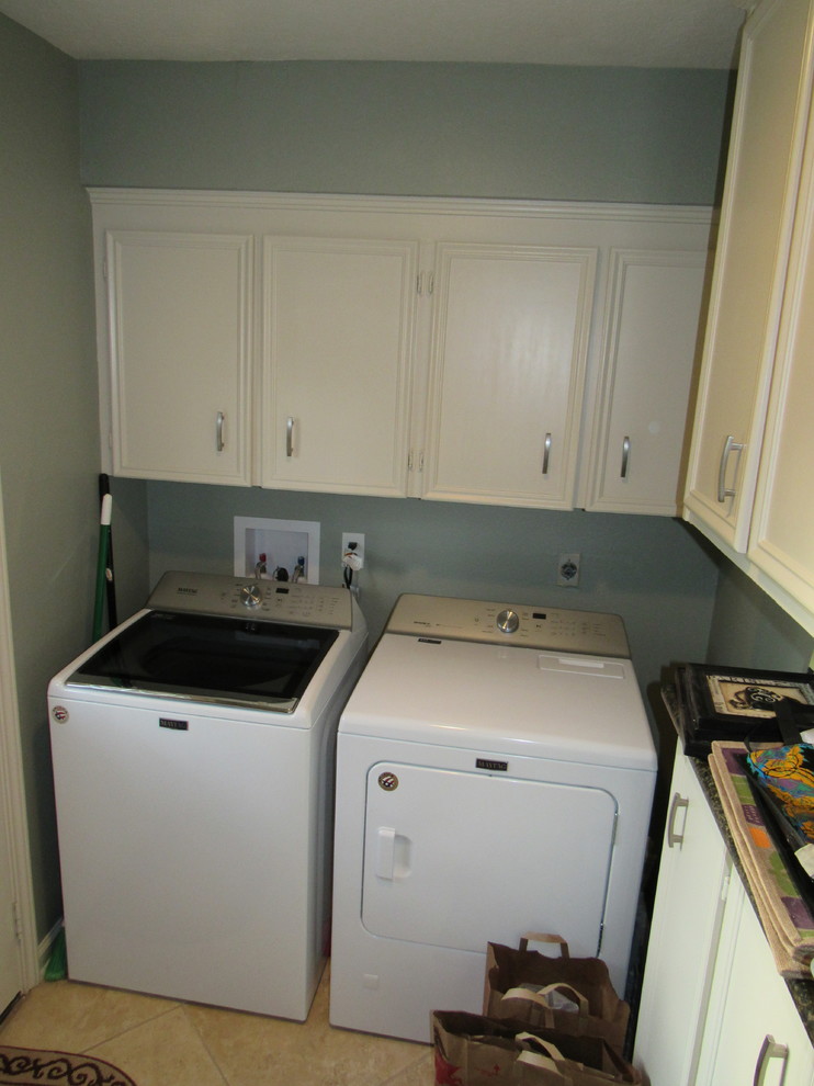 This is an example of a contemporary laundry room in Houston.