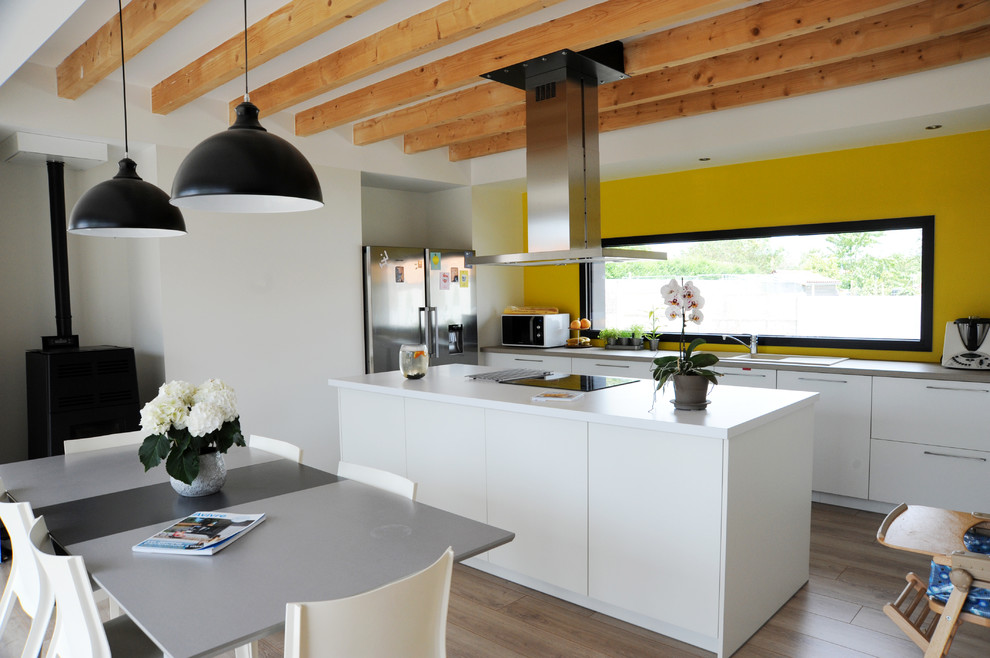 Design ideas for a large contemporary galley eat-in kitchen in Nantes with light hardwood floors and with island.