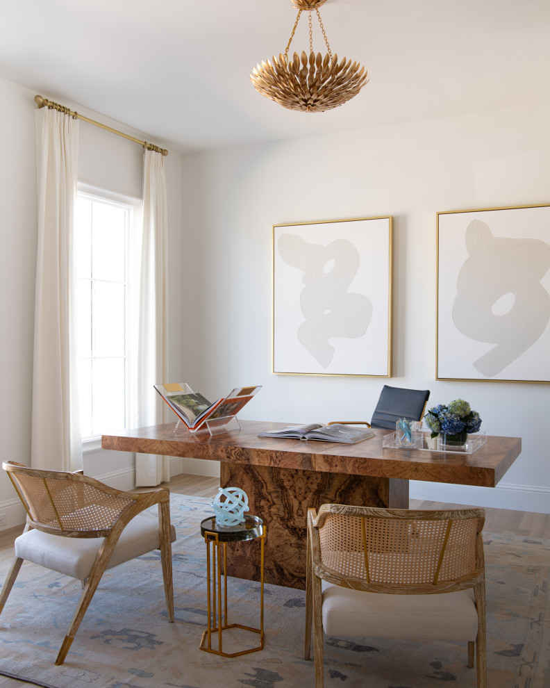 Foto de despacho tradicional renovado grande con paredes blancas, suelo de madera clara, marco de chimenea de piedra, escritorio independiente y suelo marrón