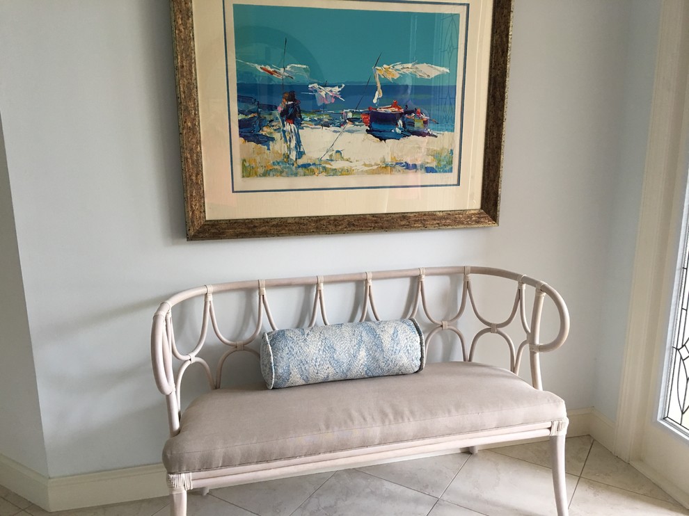 Example of a transitional entryway design in Miami