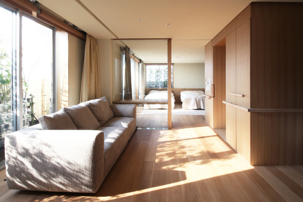 東京都下にある広いモダンスタイルのおしゃれな主寝室 (合板フローリング、茶色い床)