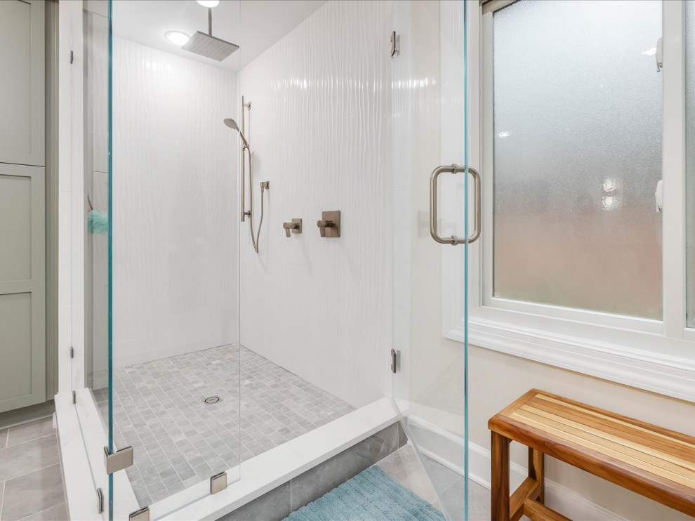 Inspiration för mycket stora klassiska vitt en-suite badrum, med luckor med infälld panel, skåp i ljust trä, en hörndusch, vit kakel, bänkskiva i kvarts och dusch med gångjärnsdörr