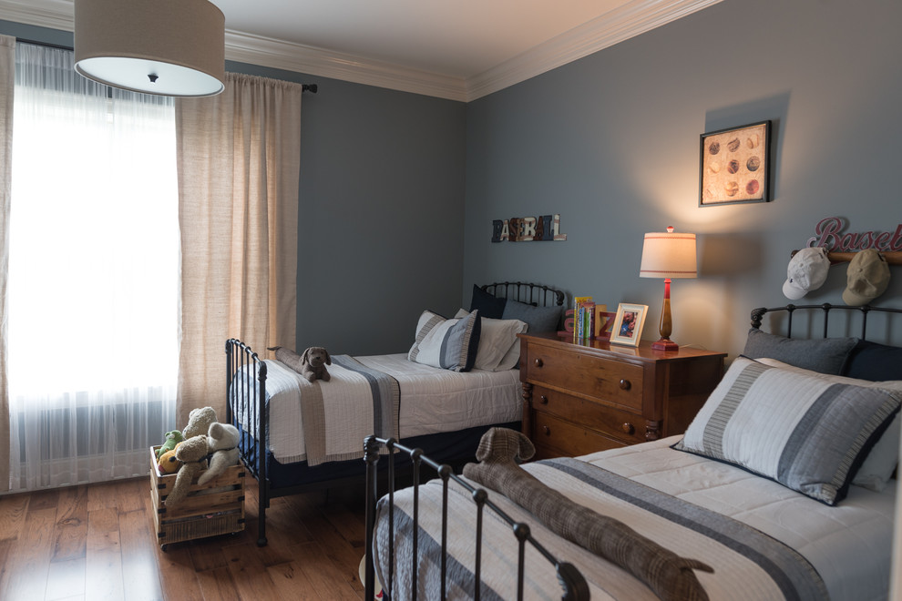 Large transitional home design photo