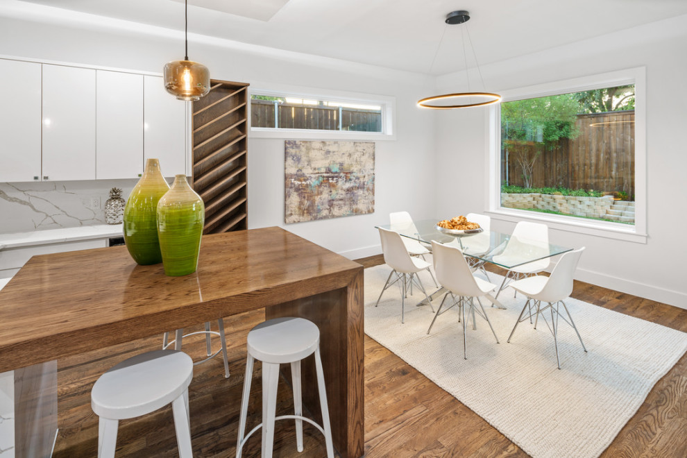 Example of a transitional home design design in Dallas