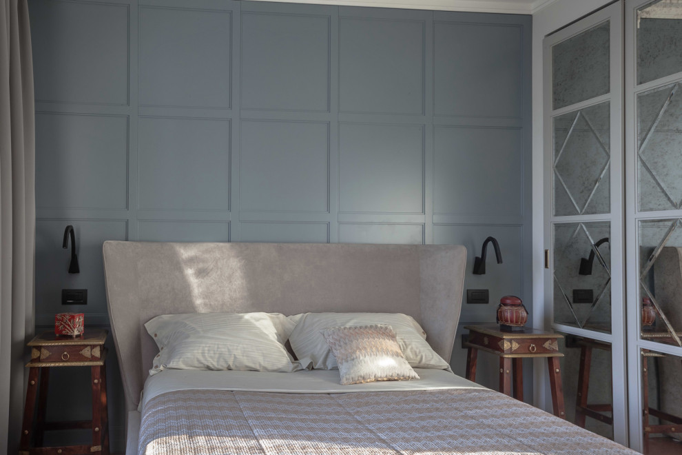 На фото: хозяйская спальня среднего размера в стиле модернизм с бежевыми стенами, паркетным полом среднего тона, коричневым полом, панелями на стенах и акцентной стеной с