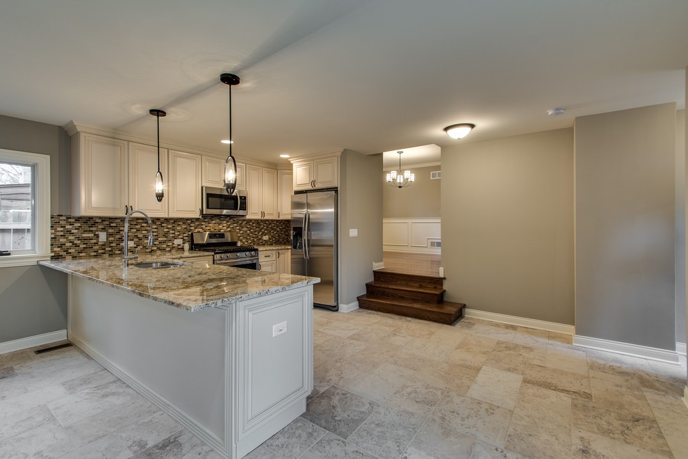 Example of a transitional home design design in Chicago
