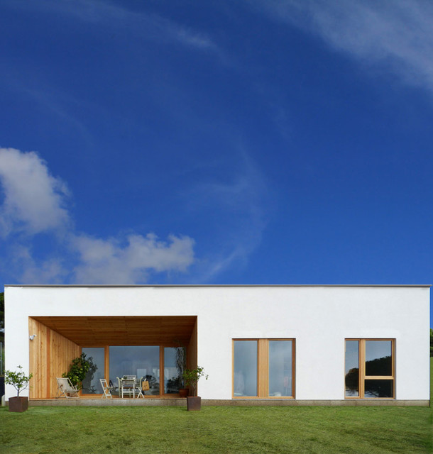 Una casa autosuficiente: sin conexi&oacute;n a la red el&eacute;ctrica modern-exterior