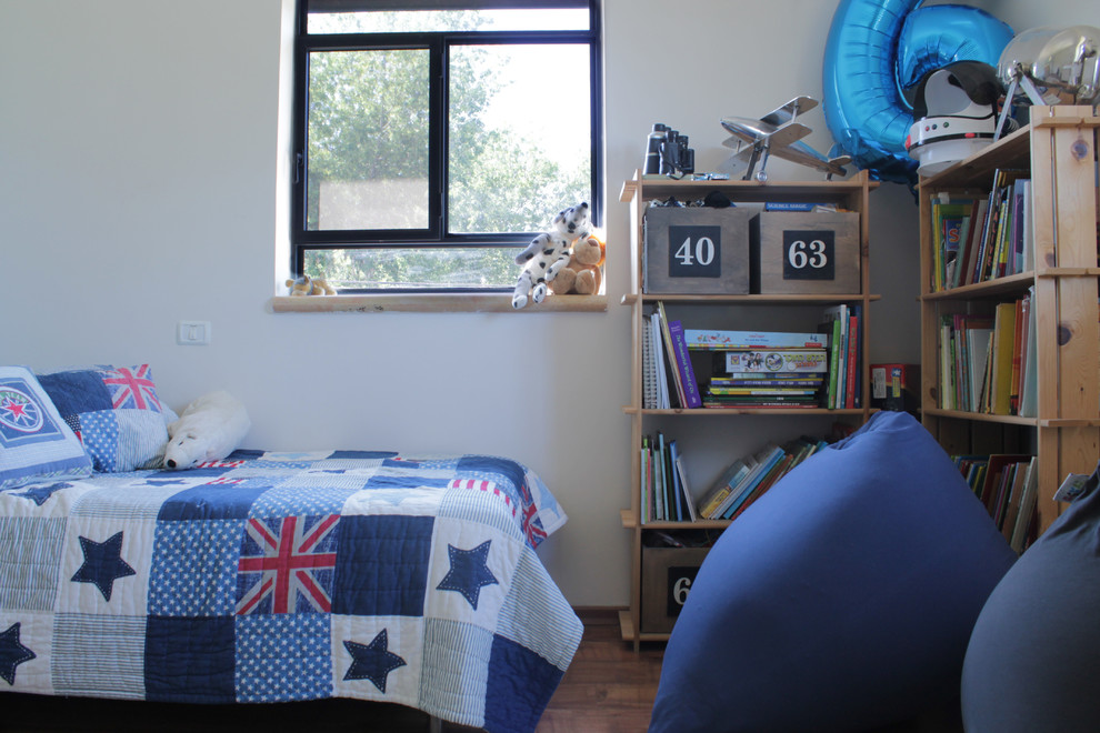 Inspiration for an eclectic kids' room for boys in Tel Aviv with white walls.