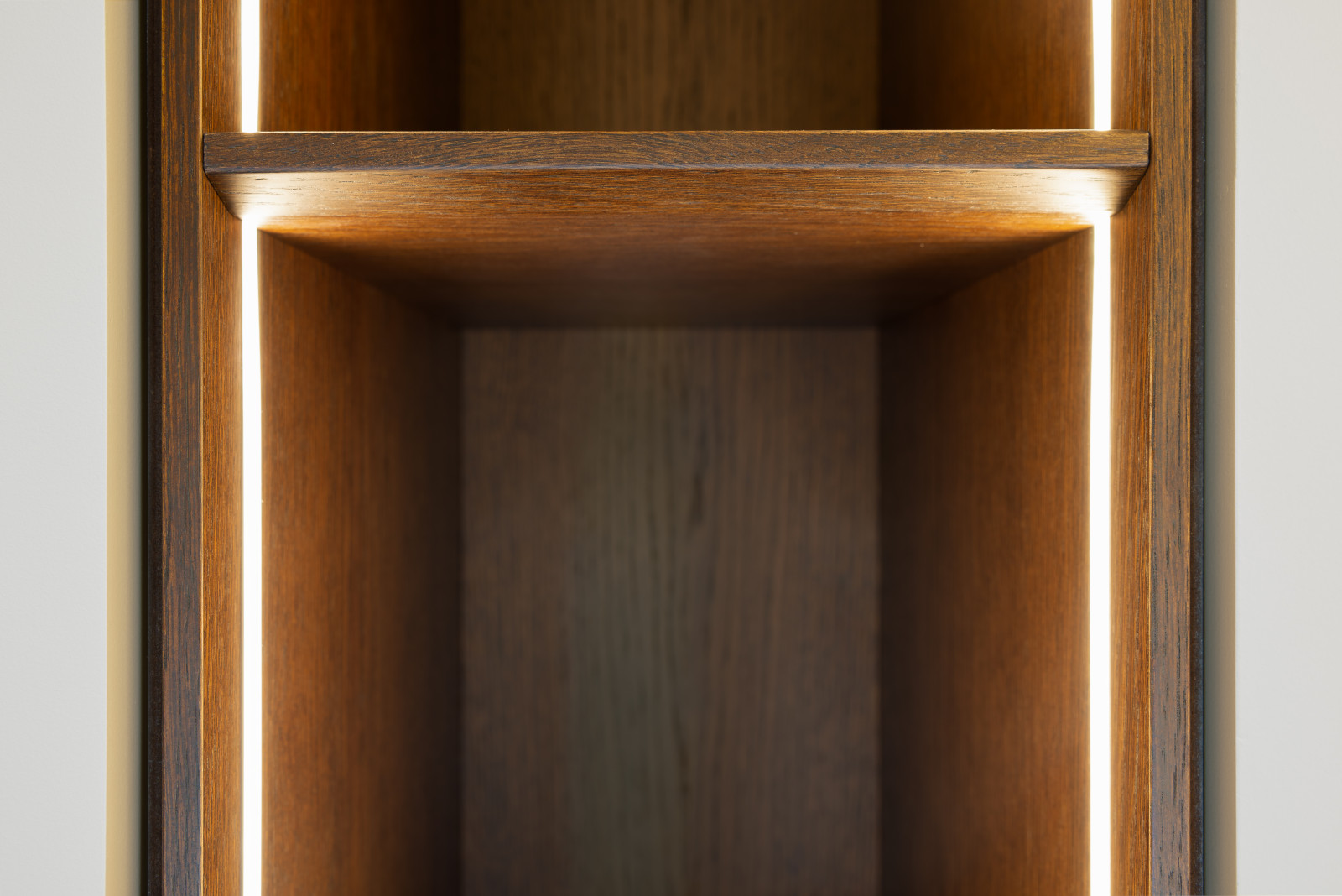 Стеллажи, открытые шкафы, полки с подветкой