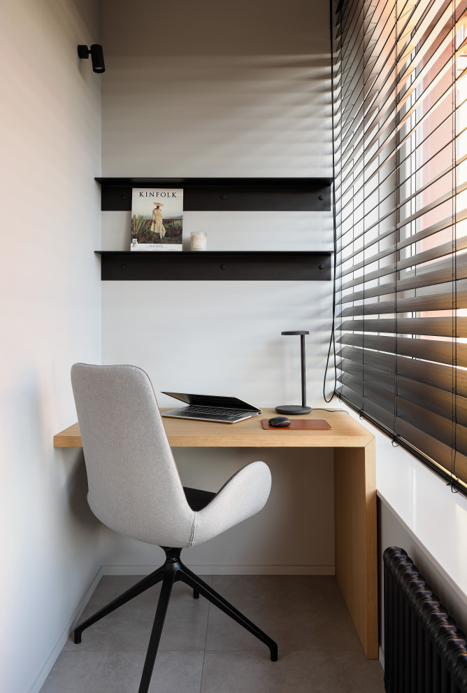 Foto de despacho contemporáneo de tamaño medio con paredes grises, suelo de baldosas de porcelana y suelo gris