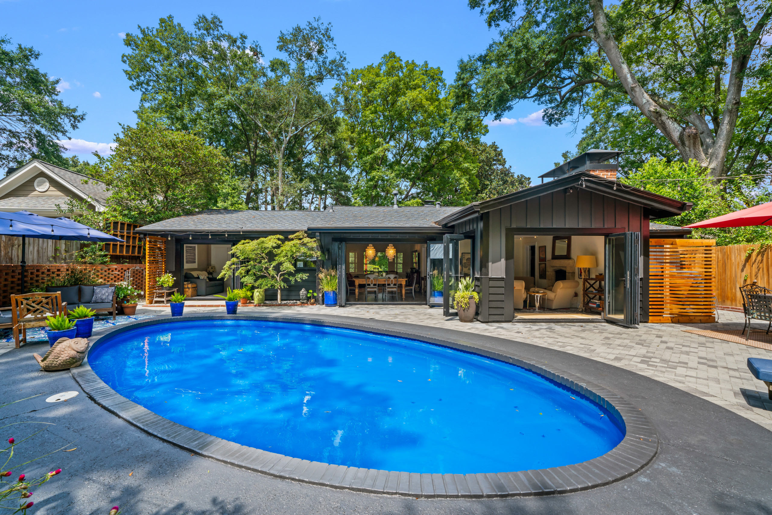 Example of a 1950s home design design in Atlanta