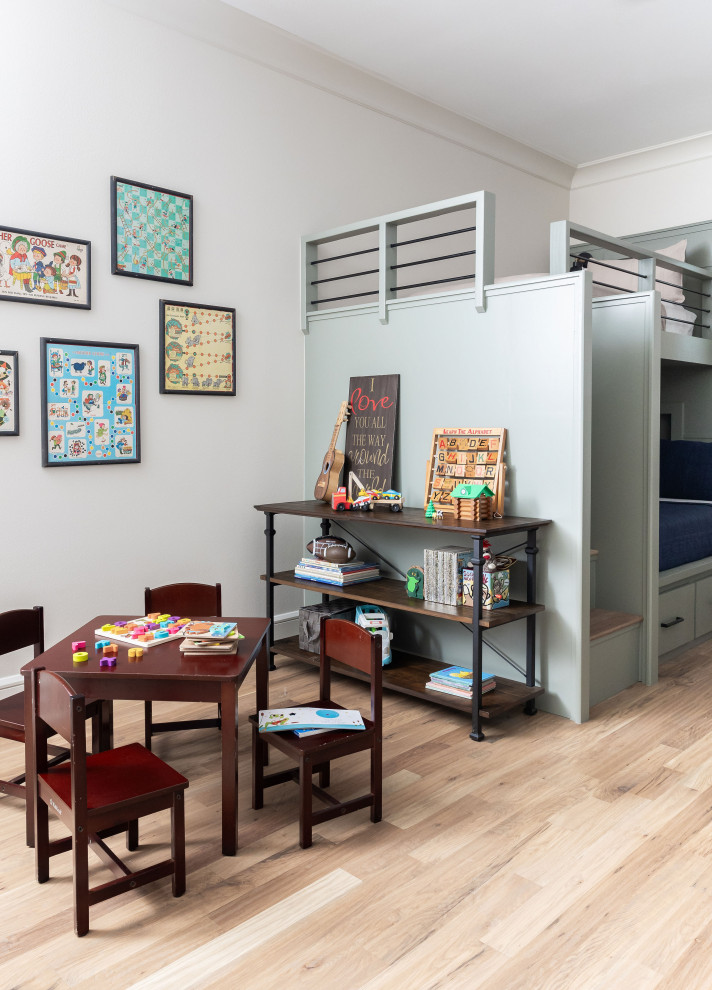 Exempel på ett stort klassiskt könsneutralt barnrum kombinerat med sovrum och för 4-10-åringar, med vita väggar, mellanmörkt trägolv och brunt golv