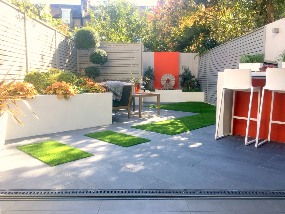 Inspiration for a contemporary partial sun garden in London.