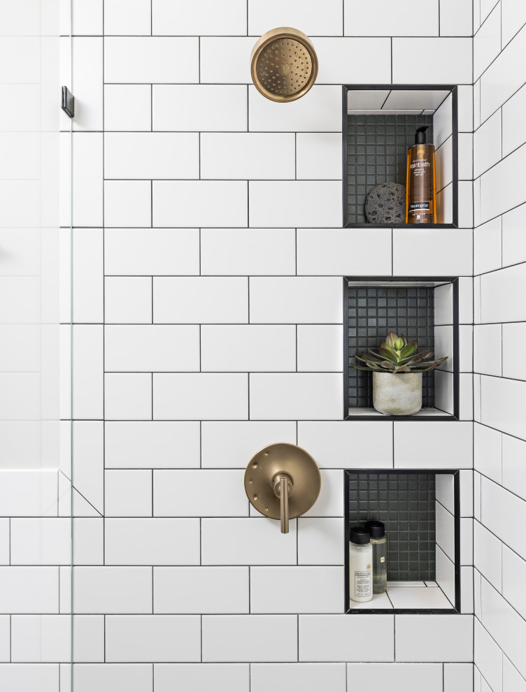 Cette image montre une salle de bain principale bohème avec des portes de placard grises, une baignoire indépendante et meuble double vasque.
