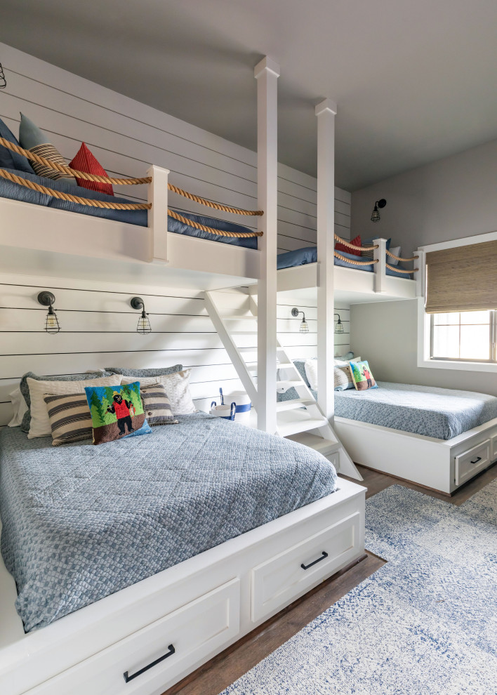 Idéer för att renovera ett rustikt könsneutralt barnrum kombinerat med sovrum och för 4-10-åringar, med beige väggar, mellanmörkt trägolv och brunt golv