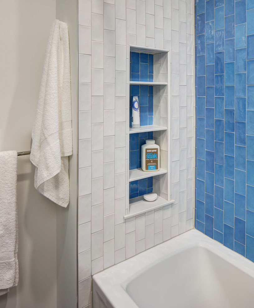 Exempel på ett mellanstort klassiskt vit vitt badrum, med släta luckor, vita skåp, ett badkar i en alkov, en dusch/badkar-kombination, en toalettstol med separat cisternkåpa, blå kakel, keramikplattor, vita väggar, klinkergolv i porslin, ett undermonterad handfat, bänkskiva i kvarts, grått golv och dusch med duschdraperi