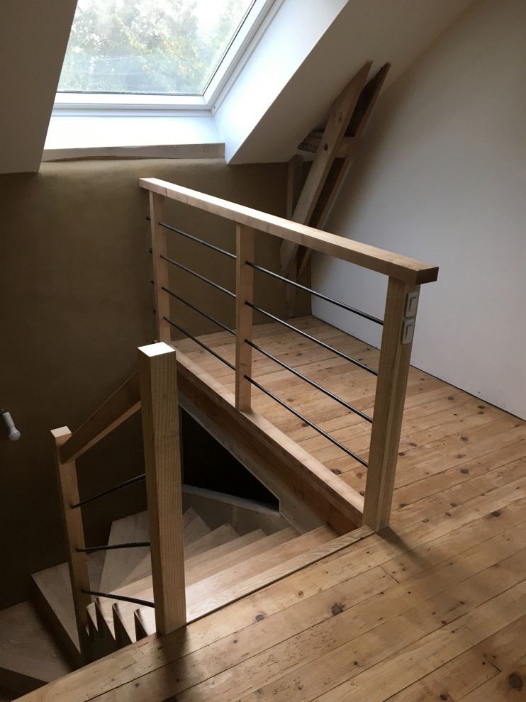 Источник вдохновения для домашнего уюта: большая п-образная деревянная лестница в современном стиле с деревянными ступенями, перилами из смешанных материалов и кладовкой или шкафом под ней