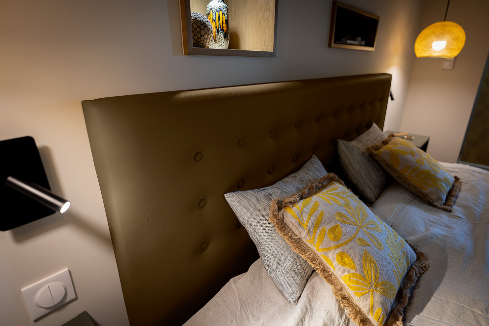 Свежая идея для дизайна: большая хозяйская спальня в современном стиле с бежевыми стенами, полом из терракотовой плитки, коричневым полом и обоями на стенах - отличное фото интерьера